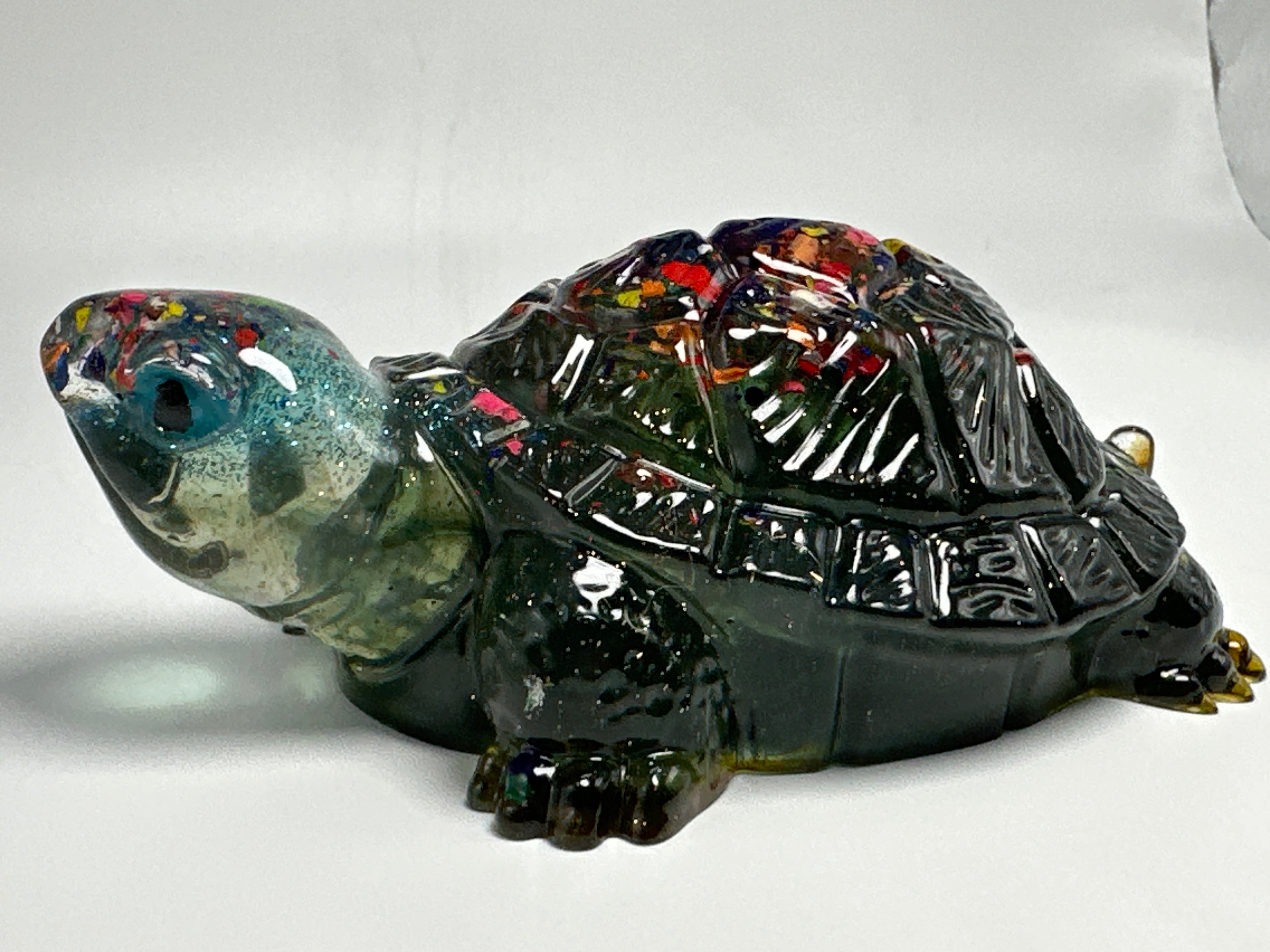 Ground Turtle / 5.5 inch /green, crayon shavings, fish head item 22
