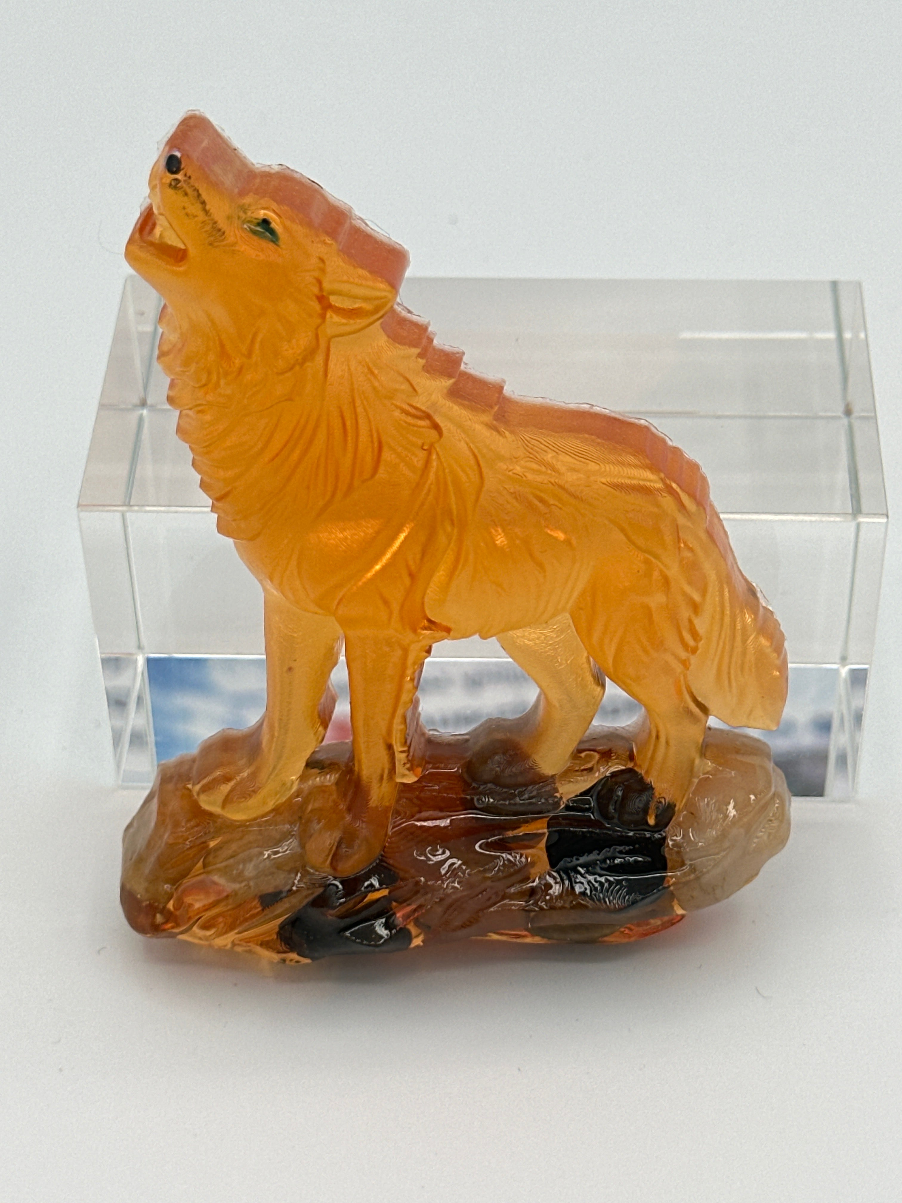 Wolf howling/orange/rock/item 261