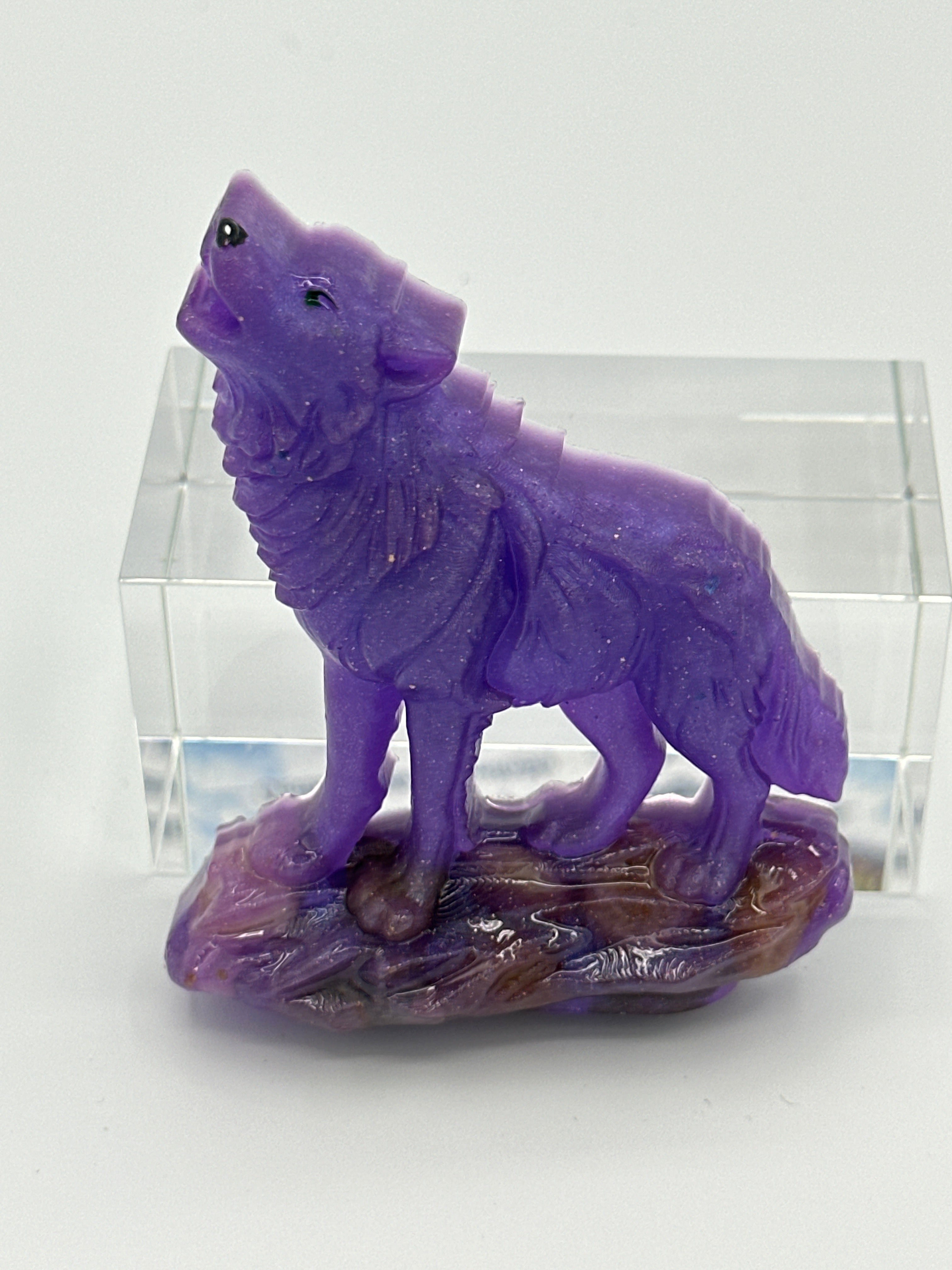 Wolf howling/purple/rock/item 294