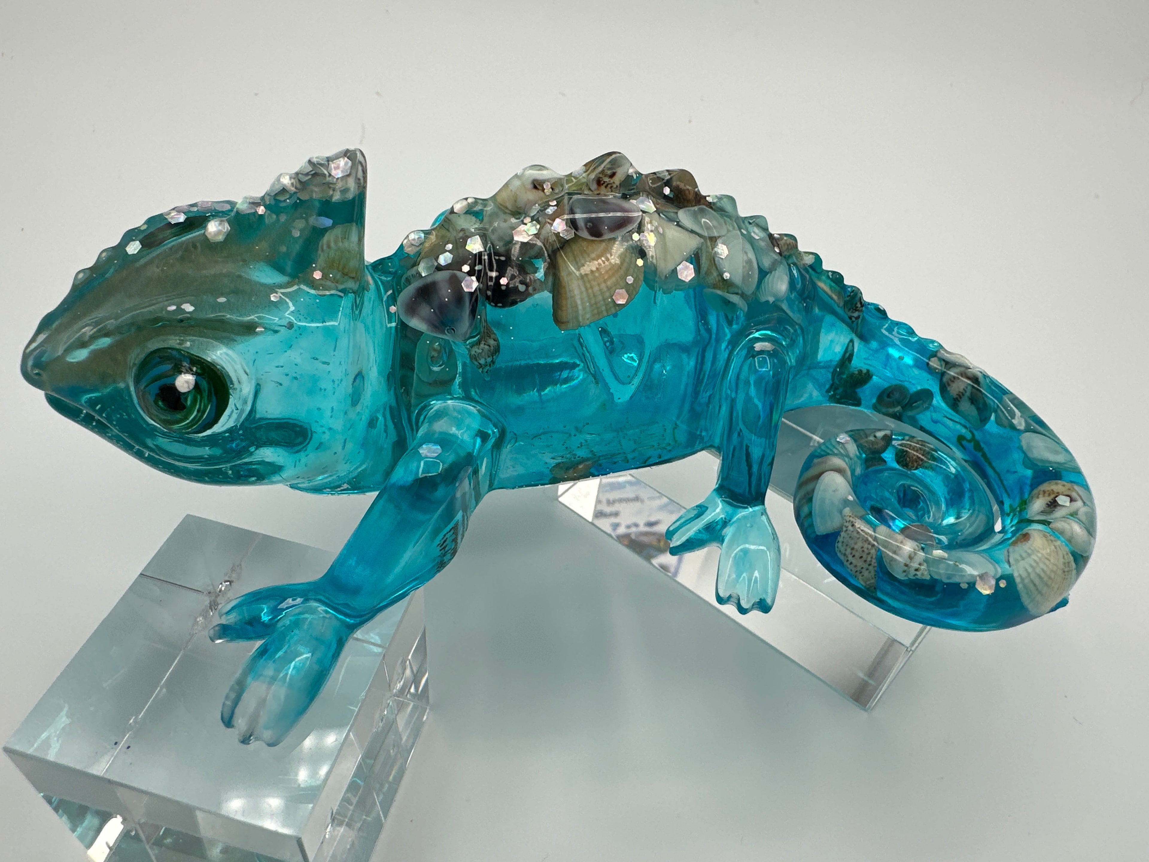 Gecko/aquamarine/seashell/chunky glitter/fish in head/weight is 7.2 ounces/item 69 ￼