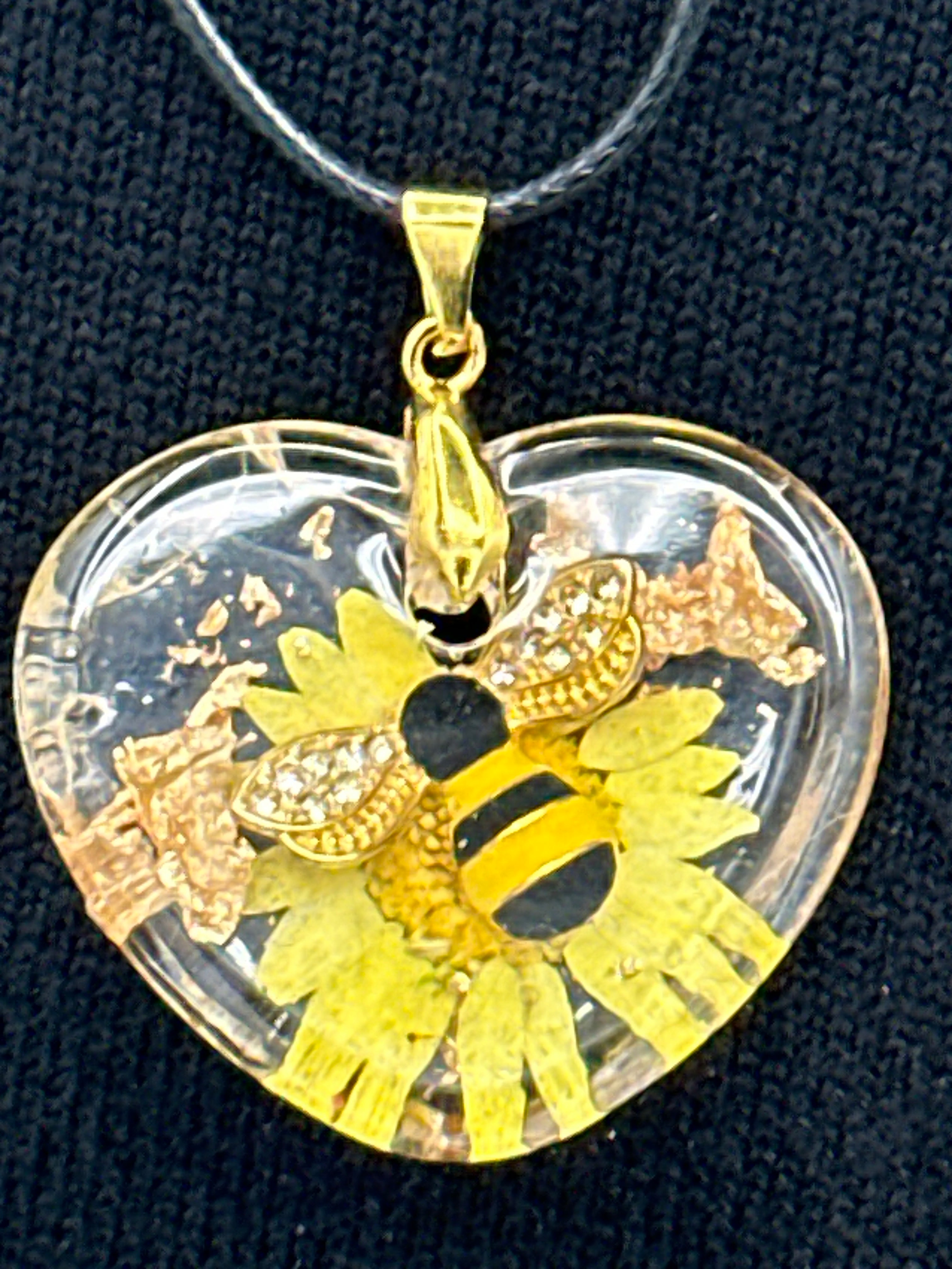 Pendant / Daisy/ bee/ Item 62