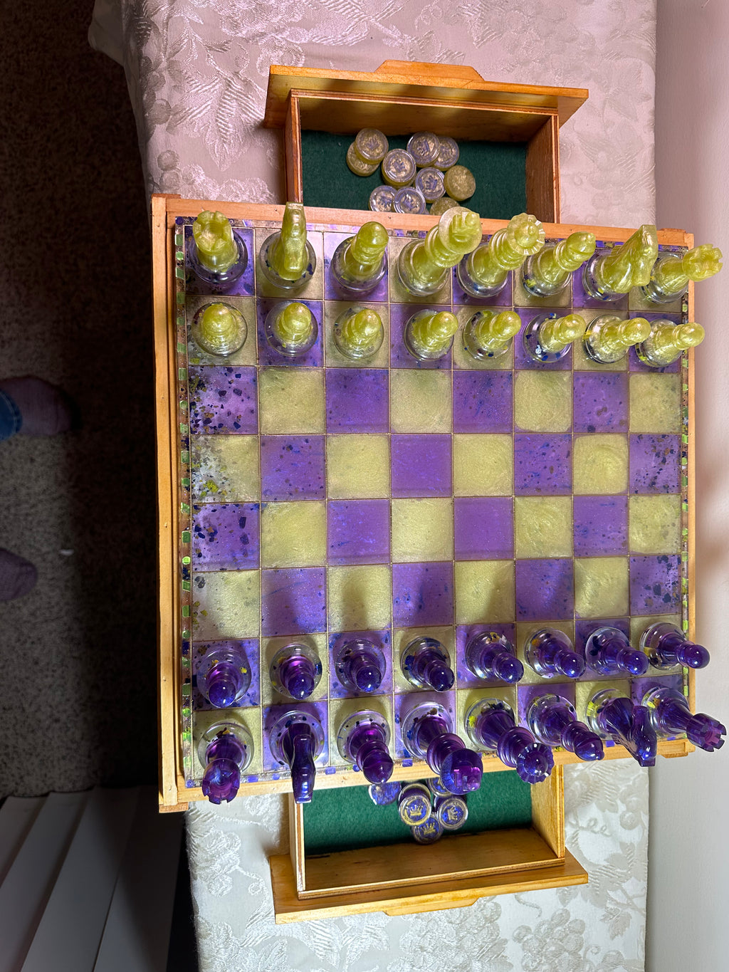 Chessboard / Professional Size / Purple and Yellow / Checker Pieces included as a gift.Weight / Item