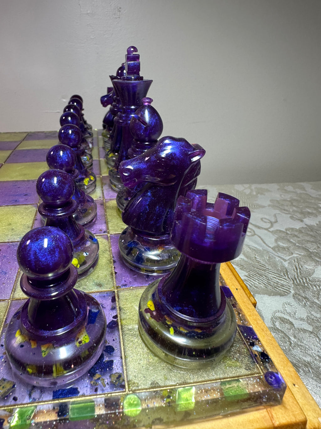 Chessboard / Professional Size / Purple and Yellow / Checker Pieces included as a gift.Weight / Item