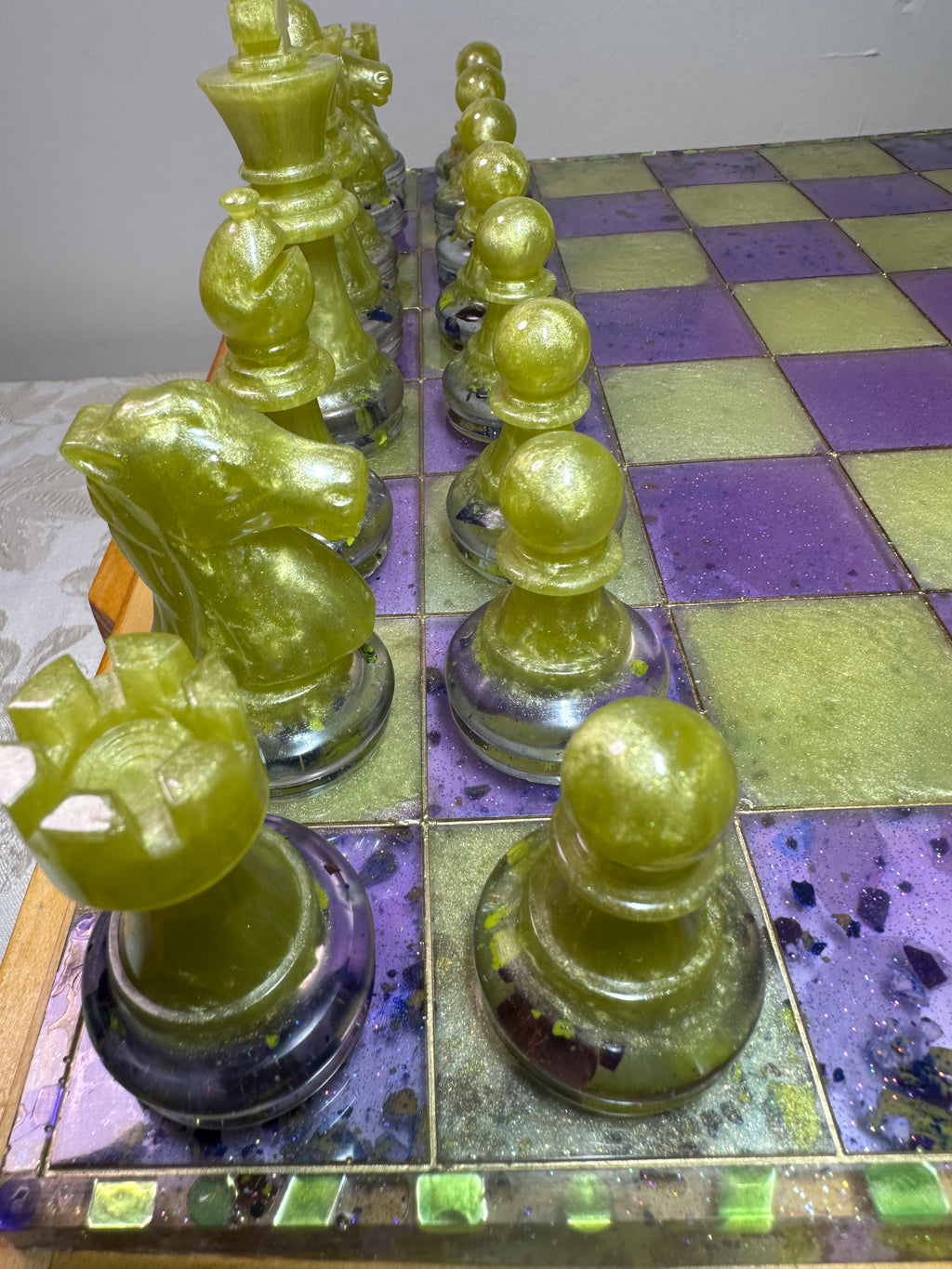 Chessboard / Professional Size / Purple and Yellow / Checker Pieces included as a gift.Weight / Item
