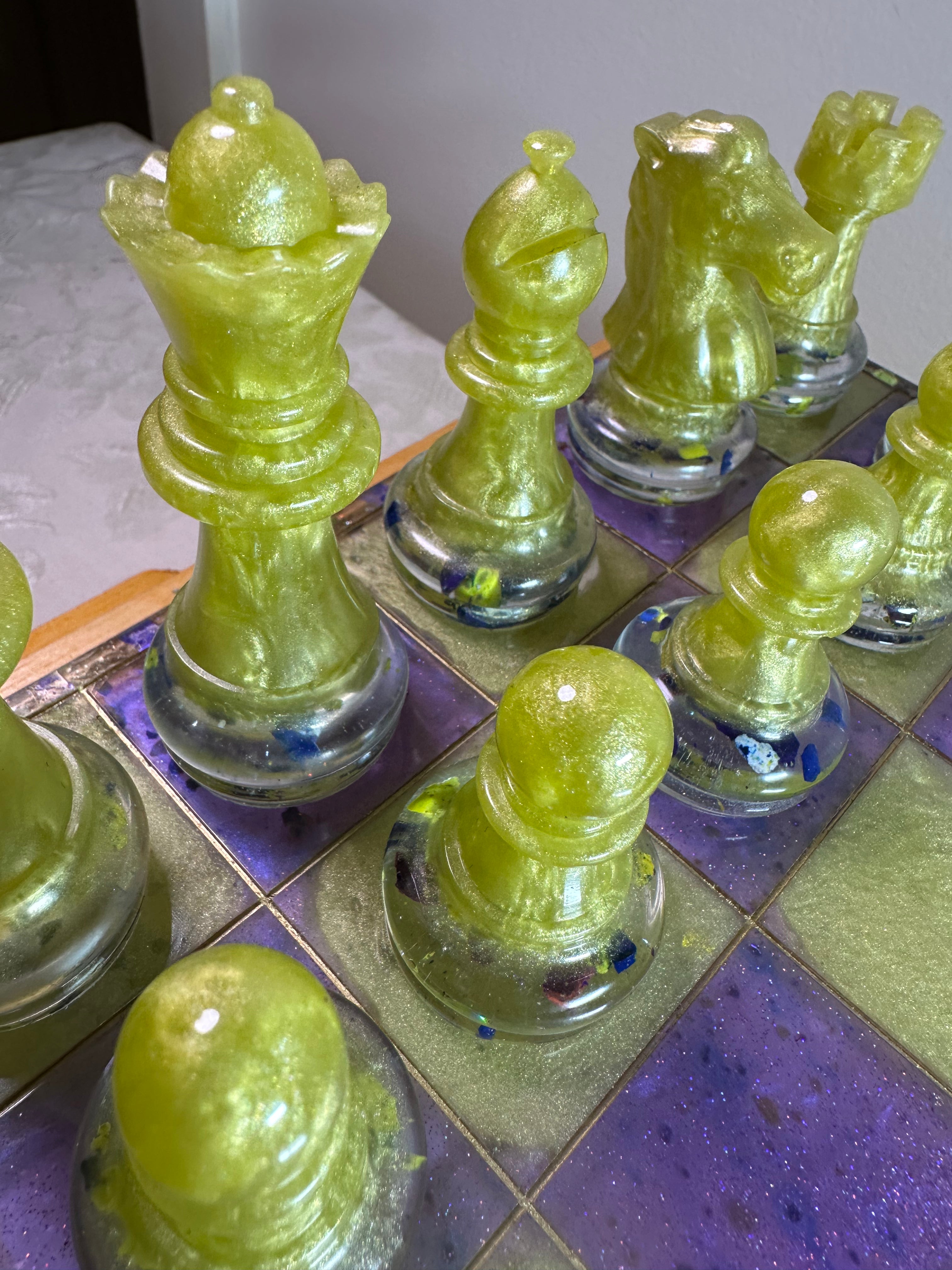 Chessboard / Professional Size / Purple and Yellow / Checker Pieces included as a gift.Weight / Item
