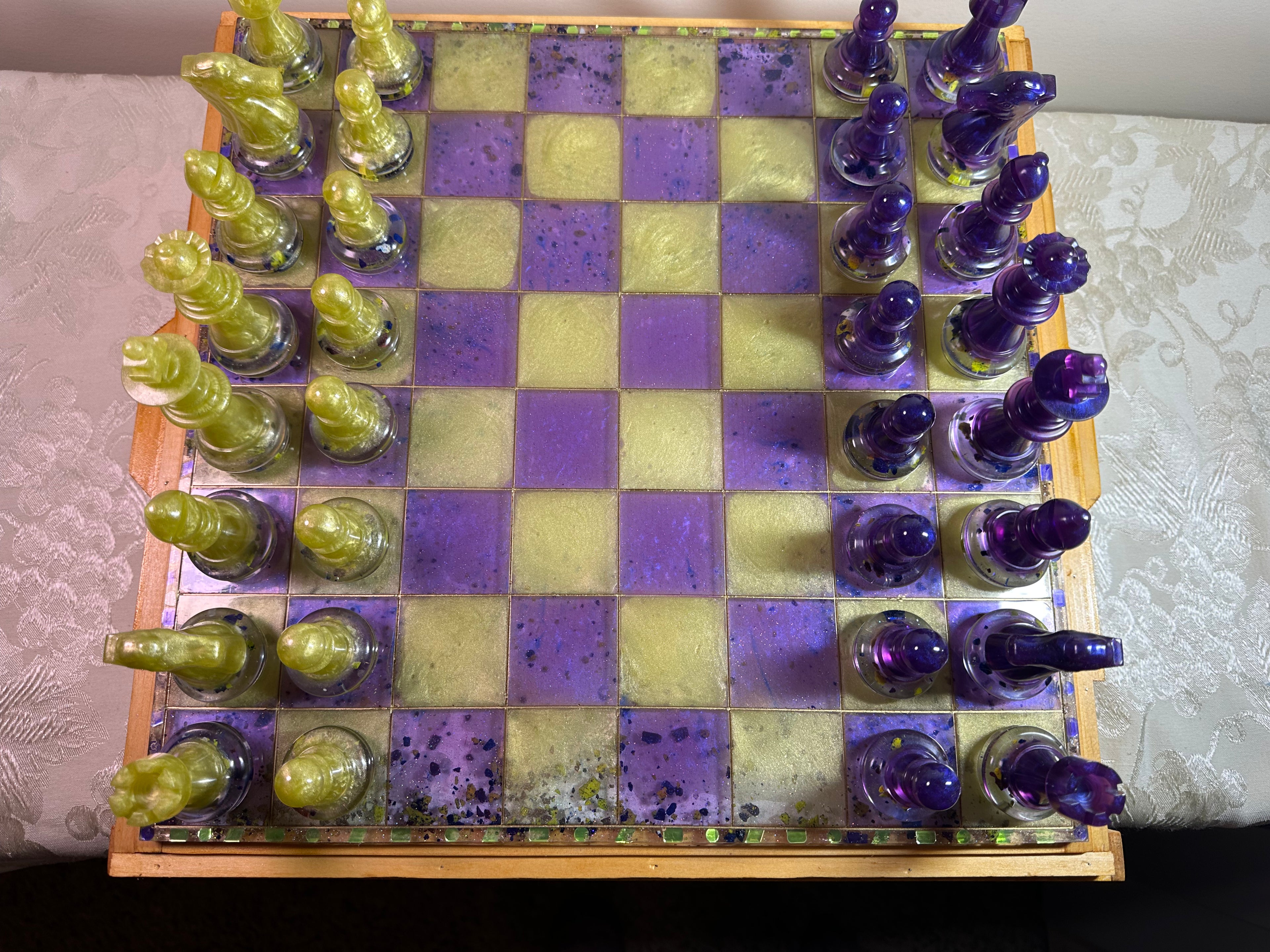Chessboard / Professional Size / Purple and Yellow / Checker Pieces included as a gift.Weight / Item
