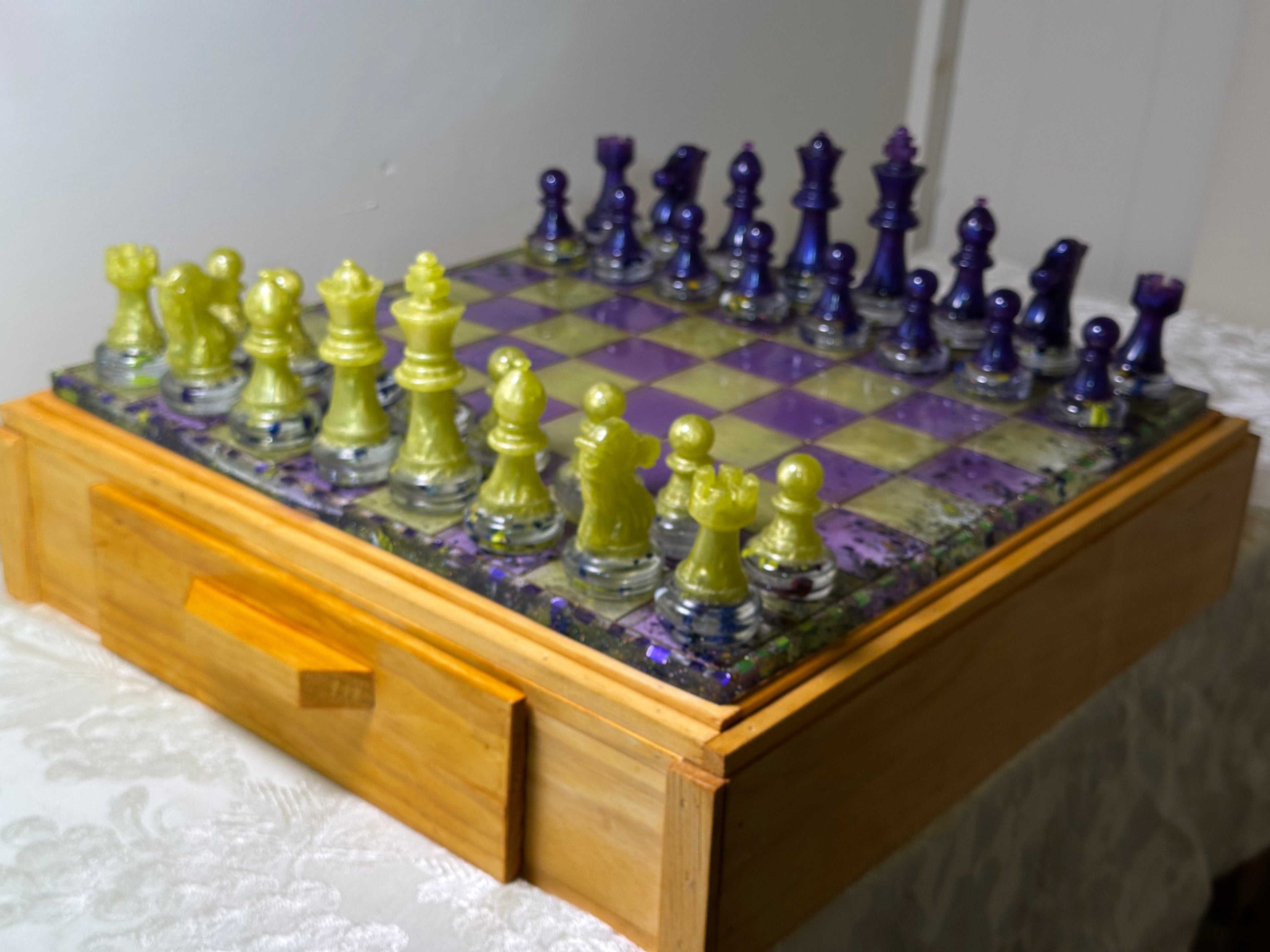 Chessboard / Professional Size / Purple and Yellow / Checker Pieces included as a gift.Weight / Item